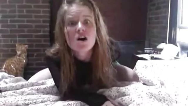 Meilleur porno sans inscription  La fille s'appuyant sur les deux membres en même temps films x érotique