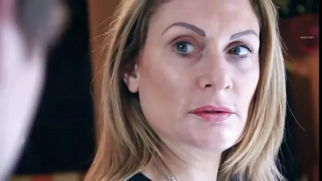 Meilleur porno sans inscription  Amant film erotique gratuit amateur voit les jambes de femme blonde magnifiquement à l'extérieur