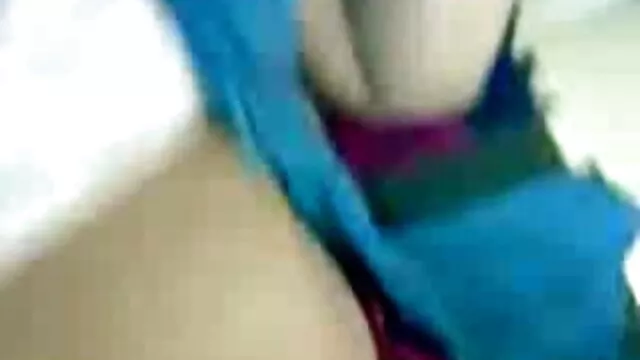 Meilleur porno sans inscription  Un homme s'est approché de la brune par scene erotique amateur derrière et maîtrise le butin du domaine de l