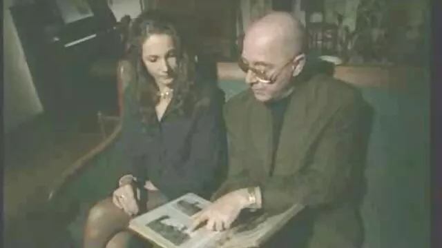 Meilleur porno sans inscription  Deux beautés avec un gars dans la chambre à coucher film erotique porn avoir du plaisir
