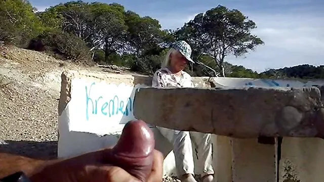 Meilleur porno sans inscription  Deux voleurs utiliser dans tous les trous maîtresse d'une maison pleine de luxure porno erotique film