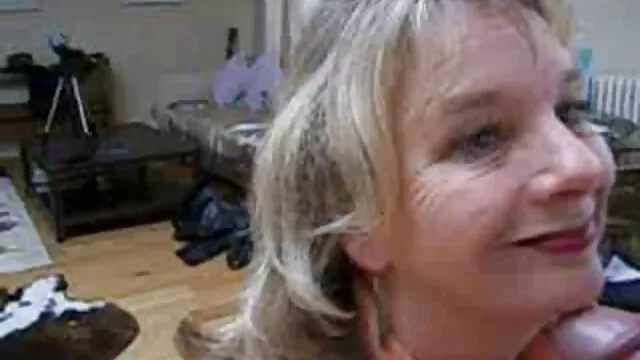 Meilleur porno sans inscription  Dans la cour, brune et mince cul monter sur une eurotique porno bite dure