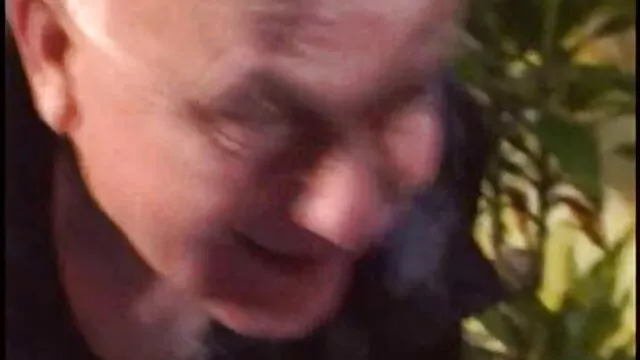 Meilleur porno sans inscription  L'homme video erotique a la plage tire la fille sur le canapé et remplit les cheveux d'ostéoporose avec du sperme