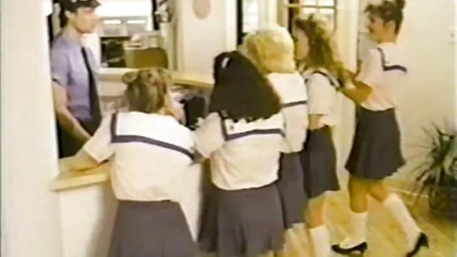 Meilleur porno sans inscription  Les élèves se sentent vidéos de films érotiques ennuyés et invitent des amis à créer des relations émotionnelles